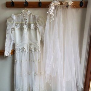 wedding dress& vail
